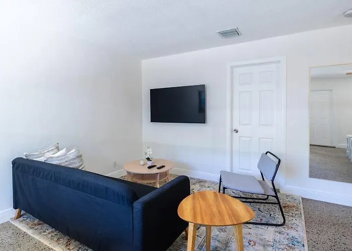 Charming 2 Bed 1 Bath Gem 10 Min To Beach!