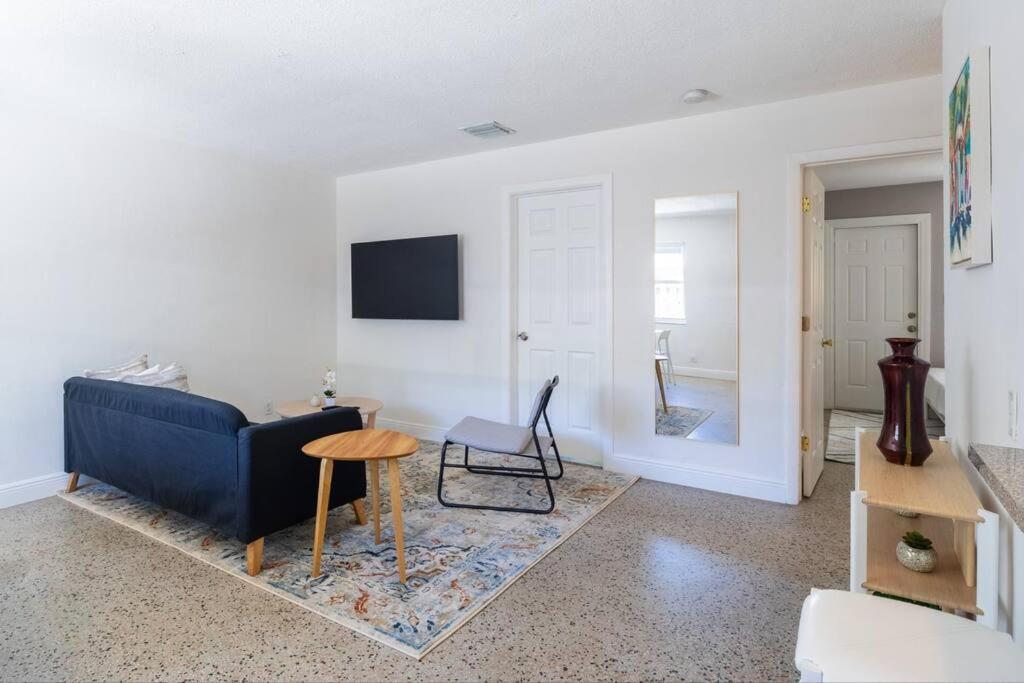 Charming 2 Bed 1 Bath Gem 10 Min To Beach! Apartamento